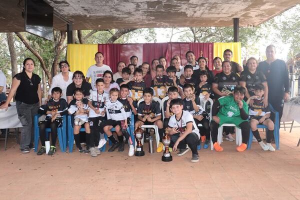 Olimpia Ypané brilla en ASOPEFU: ¡Categoría 2015 Campeona y 2016 Subcampeona! - Fútbol - ABC Color