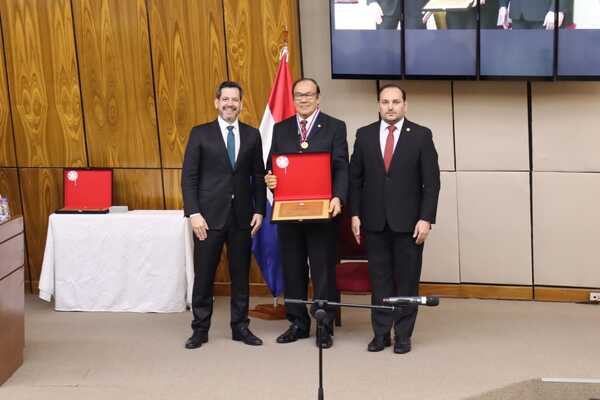 JAVIER GOLIGORSKY RECIBE LA ORDEN NACIONAL AL MÉRITO COMUNEROS
