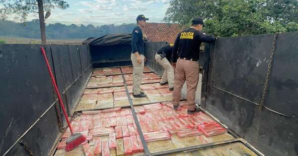 La Nación / Operativo de control descubre un doble fondo con gran cantidad de panes de supuesta marihuana