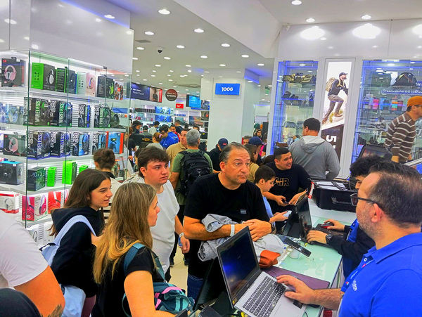 El dólar baja y se mueve el comercio: casas de cambio registran una mayor actividad - La Clave