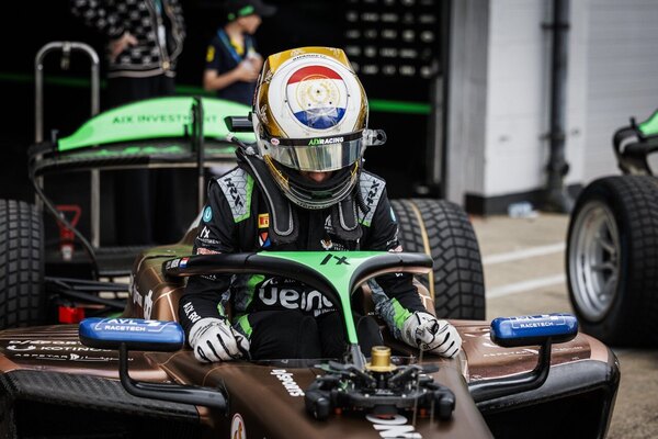 Versus / Duerksen se muestra en uno de los circuitos más icónicos del deporte motor