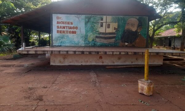 Rompen vidrios y causan destrozos en escuela de Franco