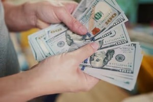 Actores económicos sostienen que dólar cerrará en G. 7.900 el 2025 - Portal Digital Cáritas Universidad Católica