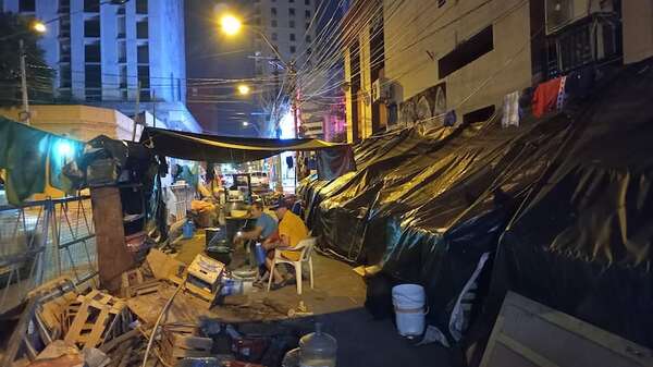 Campesinos de Caazapá cumplirán un año acampando frente al Indert - Nacionales - ABC Color
