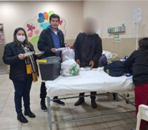 Entrega solidaria de alimentos al área de Urgencias Pediátricas del Hospital Regional de Villarrica.