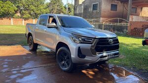 FISCAL ENTREGA CAMIONETA A BOMBEROS AZULES DE TOMÁS R. PEREIRA