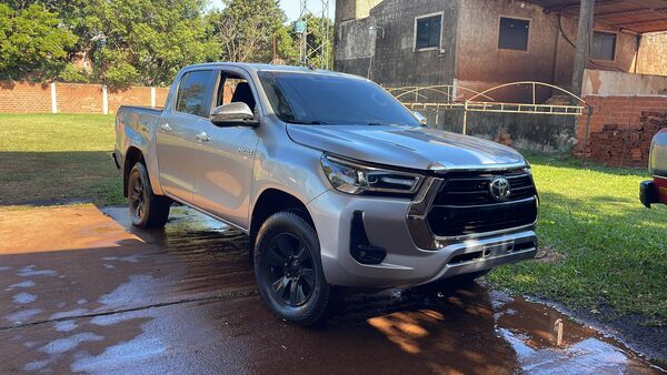 FISCAL ENTREGA CAMIONETA A BOMBEROS AZULES DE TOMÁS R. PEREIRA