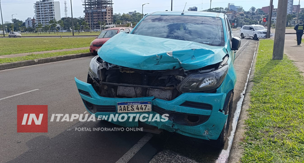 APARATOSA COLISIÓN ENTRE VEHÍCULOS DEJÓ IMPORTANTES DAÑOS MATERIALES