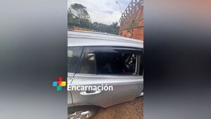 Delincuentes hurtan objetos del interior de un vehículo en Encarnación