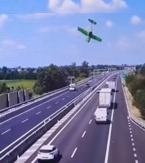 Italia: avioneta cayó sobre una autopista y murieron sus dos ocupantes