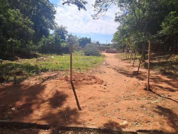 Alambraron una calle supuestamente con la anuencia del intendente de Ñemby - Nacionales - ABC Color