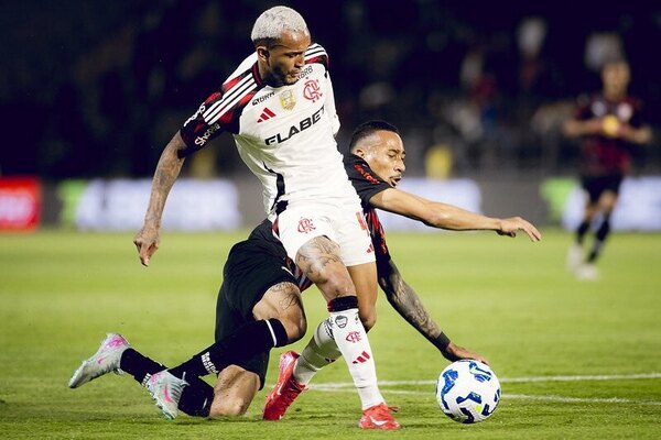 Versus / Flamengo gana al Bragantino y queda a un punto de la cima del Brasileirao