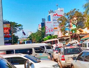 Represivo control brasilero e inoperancia municipal sumergen en diario caos vehicular a la rotonda Reloj - La Clave