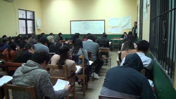 Gran participación de docentes itapuenses en el examen del concurso del MEC