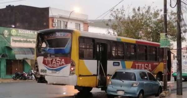 La Nación / Chocan dos buses y hay cuatro heridos en zona del Mercado 4