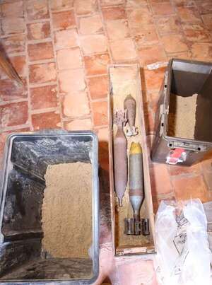 Retiran 27 antiguos artefactos explosivos del Museo Municipal de Concepción, porque aún contaban con cargas  - Nacionales - ABC Color