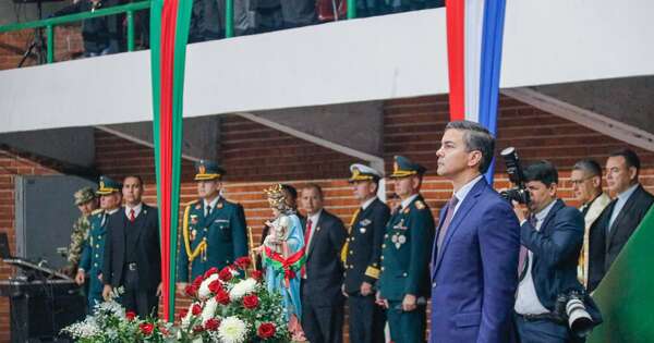 La Nación / Peña encabezó el acto de conmemoración del Día del Ejército Paraguayo