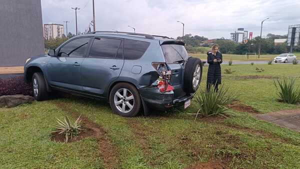 Choque deja daños materiales en el monumento a San Roque González sobre la Ruta PY01