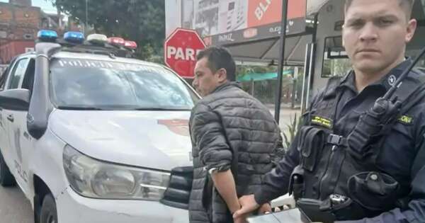 La Nación / Vecinos detienen a un hombre que intentó asaltar a un conductor de plataforma