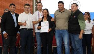 Pasaron 11 presidentes de la República y 70 años para la histórica entrega de títulos en Andrés Barbero