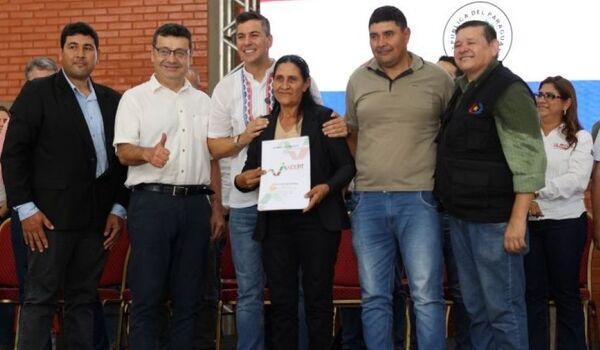 Pasaron 11 presidentes de la República y 70 años para la histórica entrega de títulos en Andrés Barbero