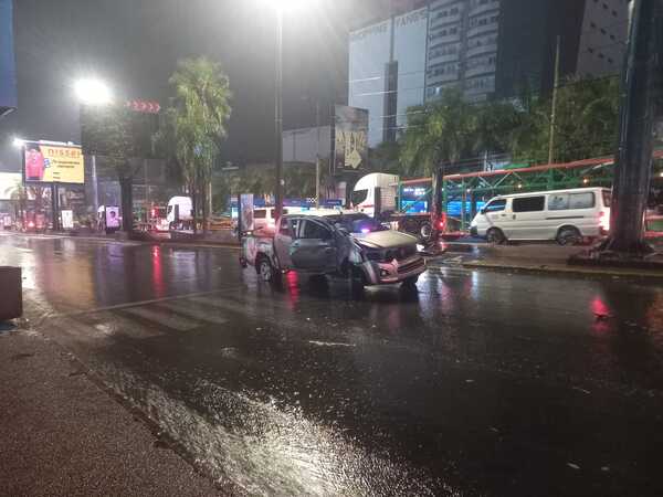 Persecución en CDE termina con camioneta de COIA estrellada contra columna - ADN Digital
