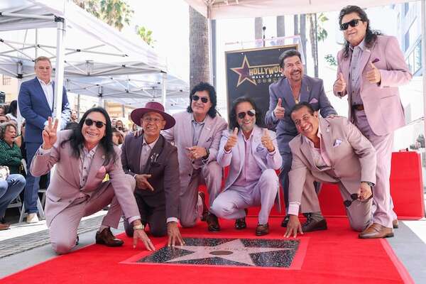 Marco Antonio Solís y los demás integrantes de Los Bukis, felices con su estrella en el Paseo de la Fama de Hollywood - Gente - ABC Color