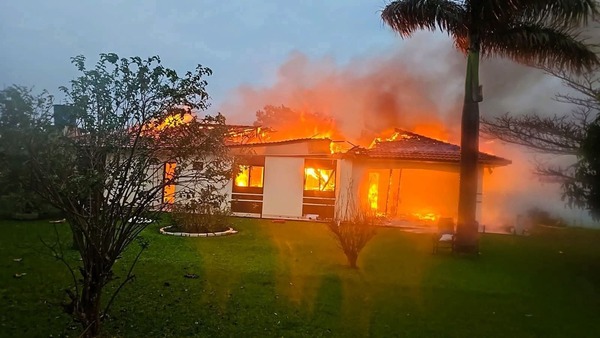 Popular / (VIDEO)Rayo incendió una vivienda y habitantes se salvaron por un pelo