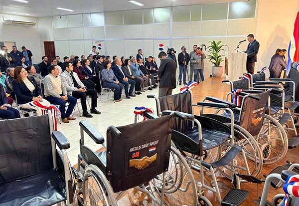 Significativa donación de sillas de ruedas y frazadas a la Gobernación de Itapúa muestra la solidaridad de Taiwán | DIARIO PRIMERA PLANA