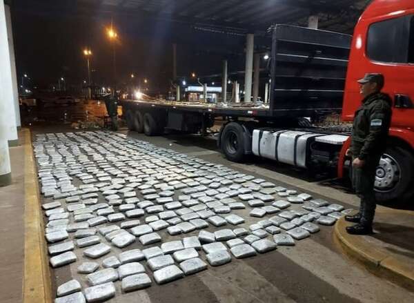 Incautan una tonelada de marihuana debajo de carga de arroz en el puente Encarnación-Posadas - Policiales - ABC Color