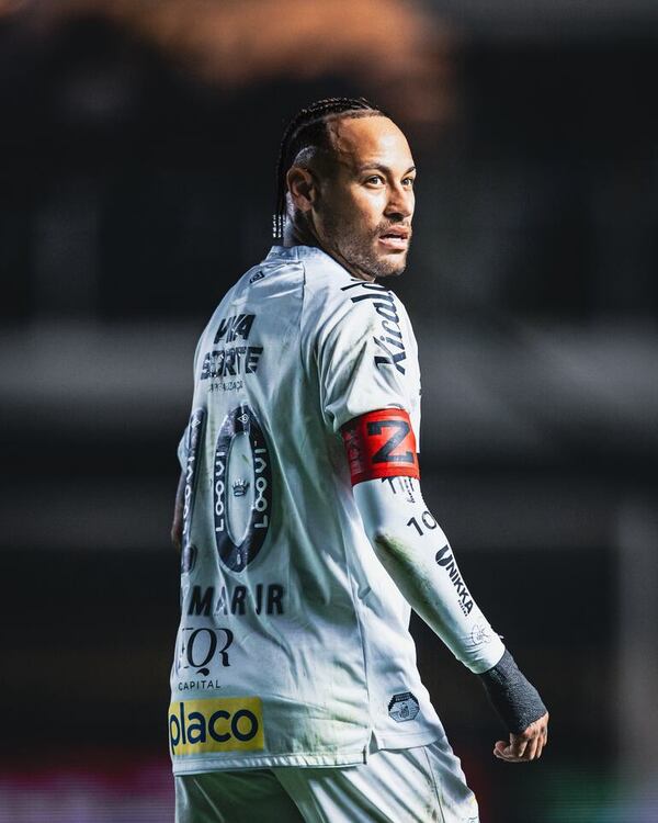 La impotencia de Neymar, molesto con la afición de Santos, en zona de descenso - Fútbol Internacional - ABC Color