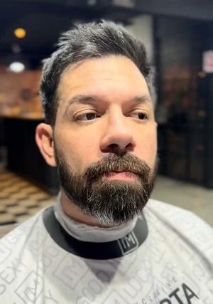 Ética Judicial investiga a Osmar Legal por publicaciones promocionando una barbería