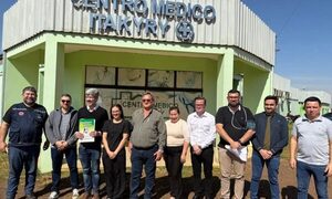 Autoridades sanitarias visitan servicios de salud en Itakyry y realizan entrega de mobiliarios