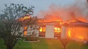 Familia escapa de vivienda incendiada tras caída de un rayo en Nueva Toledo