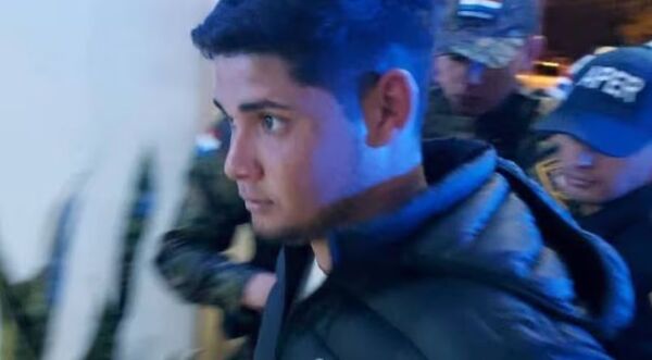 Popular / Caso Melania: Hermano menor de sospechoso tiene llamativos rastros de arañazos en la espalda
