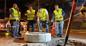 ESSAP impulsa el cambio de tapas de alcantarillado con plástico reciclado