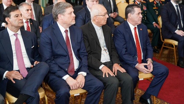 Cartes, sancionado por EEUU, fue testigo de honor en la jura de Leite
