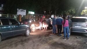 Aparatoso vuelco frente al Hospital Regional de Encarnación