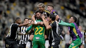 Atlético Mineiro sufre, pero Everson lo matricula en octavos