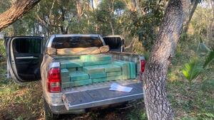 Organización narco abandona camioneta repleta de panes de marihuana en Amambay