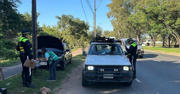 Diario HOY |  Multan a vehículos que expulsan humo negro en Asunción