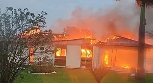 Caída de un rayo provocó el incendio por completo de una vivienda - trece