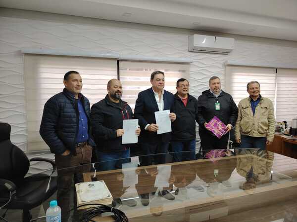 El Club de Clubes recibe llave de la réplica del taller del ferrocarril para presentar el Carnaval Encarnaceno durante el Mundial de Rally