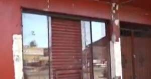 La Nación / Vecinos denuncian que un prostíbulo arroja su basura en una plaza de Loma Pytã