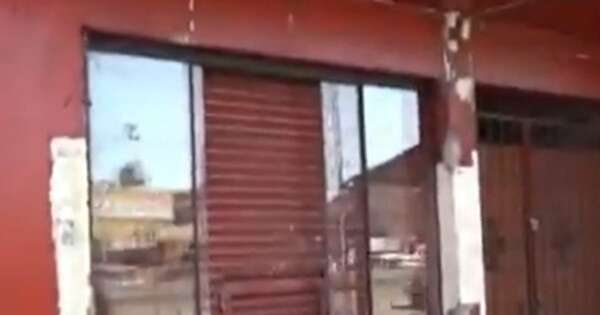 La Nación / Vecinos denuncian que un prostíbulo arroja su basura en una plaza de Loma Pytã