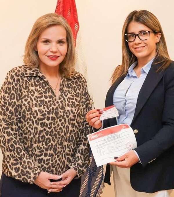 Alejandra Peralta se desafilió del Partido Colorado: ¿por qué?  - Política - ABC Color