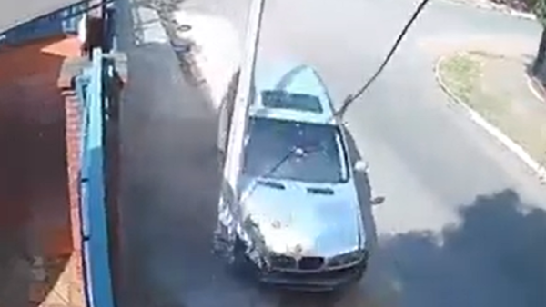 Video: Vecinos reclaman reparación de poste chocado por automóvil en Fernando de la Mora