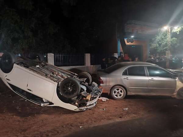 Violento accidente con vuelco en Luque dejó dos heridos - Policiales - ABC Color