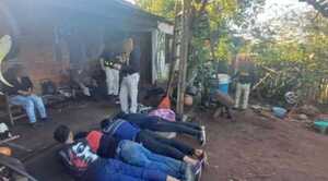 Allanan vivienda y detienen a seis personas - Noticiero Paraguay