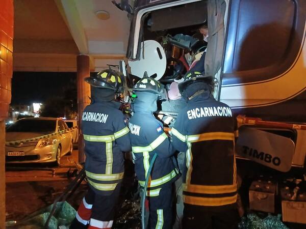 CAMIONERO EVOLUCIONA FAVORABLEMENTE TRAS SINIESTRO VIAL EN EL CIRCUITO COMERCIAL